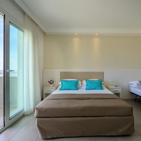Hotel Augustus- Direttamente sul mare Misano Adriatico Esterno foto