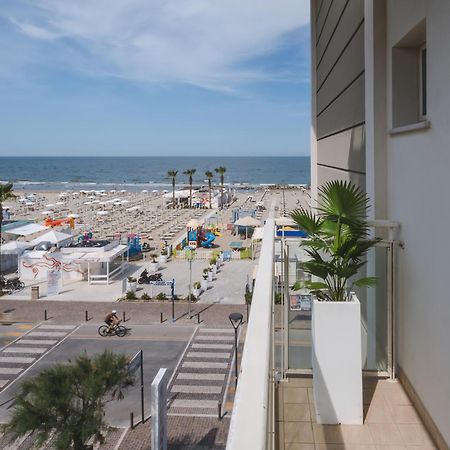 Hotel Augustus- Direttamente sul mare Misano Adriatico Esterno foto