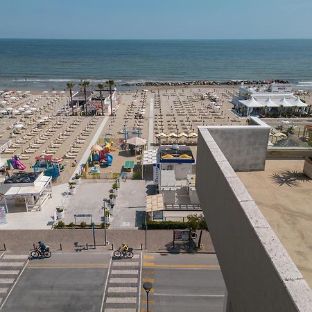 Hotel Augustus- Direttamente sul mare Misano Adriatico Esterno foto