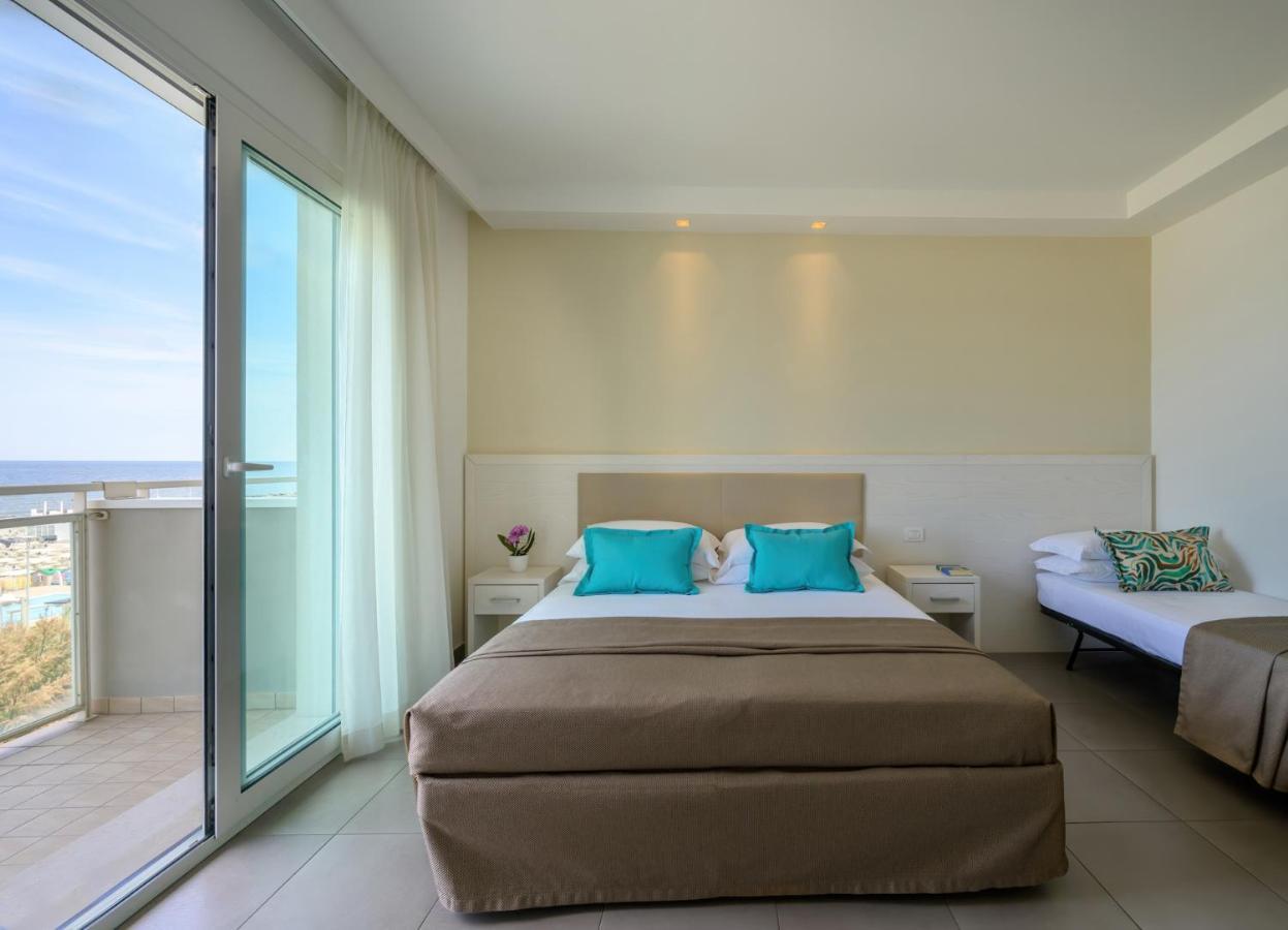Hotel Augustus- Direttamente sul mare Misano Adriatico Esterno foto