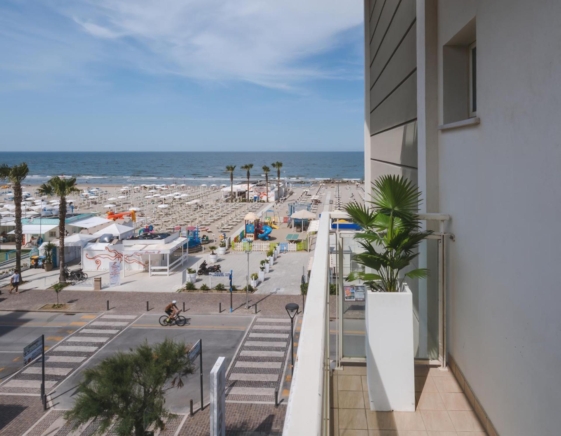 Hotel Augustus- Direttamente sul mare Misano Adriatico Esterno foto