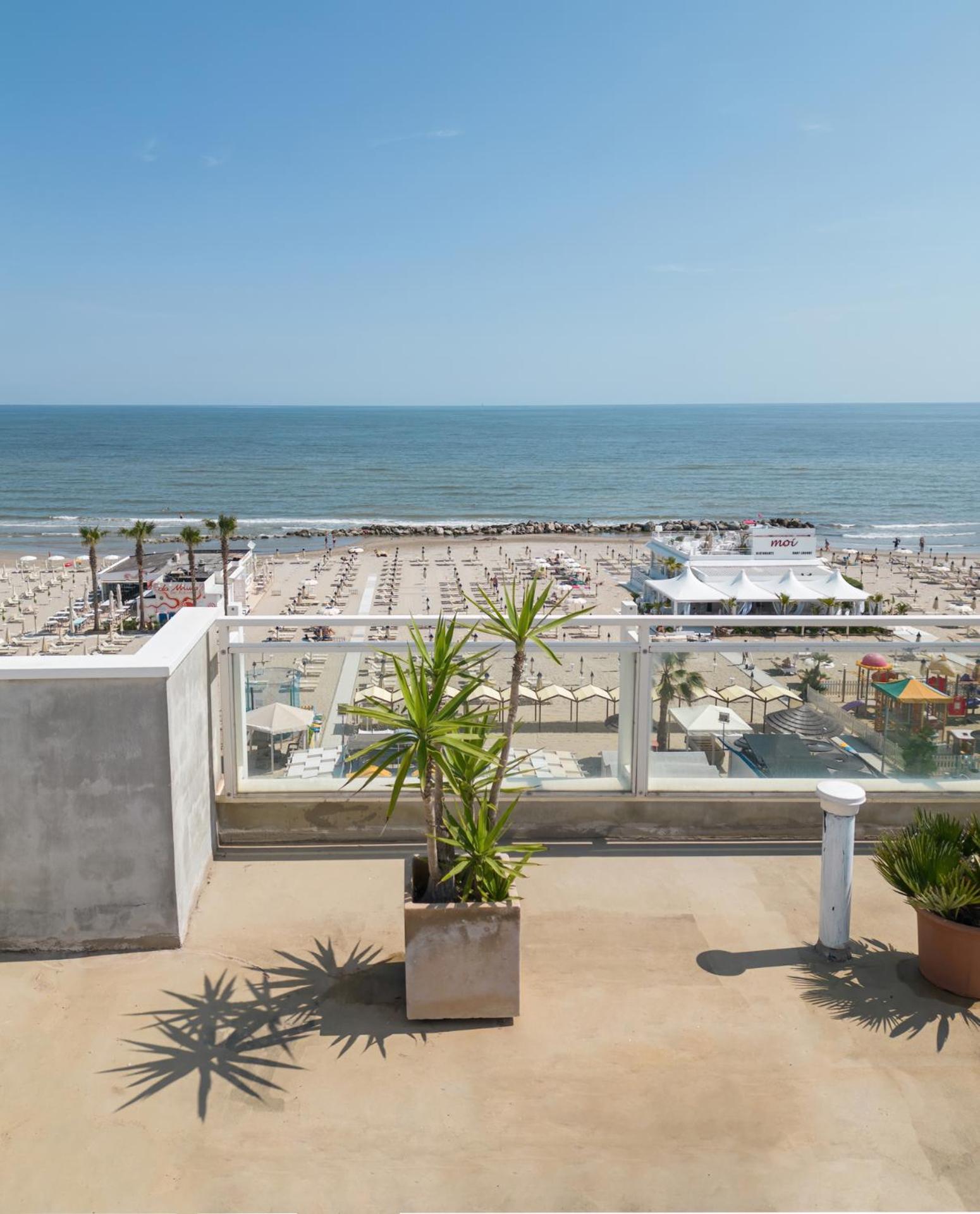 Hotel Augustus- Direttamente sul mare Misano Adriatico Esterno foto