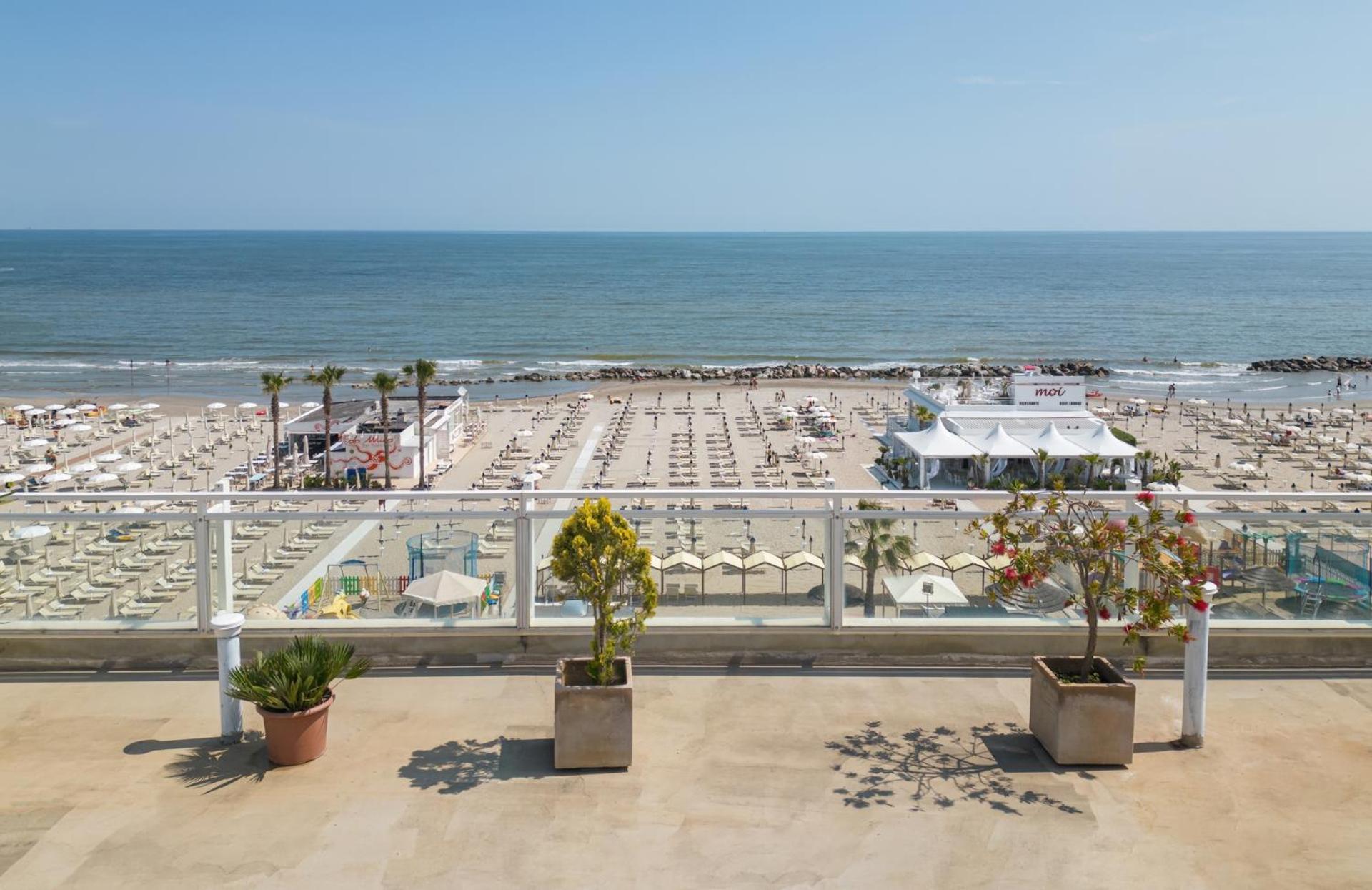 Hotel Augustus- Direttamente sul mare Misano Adriatico Esterno foto