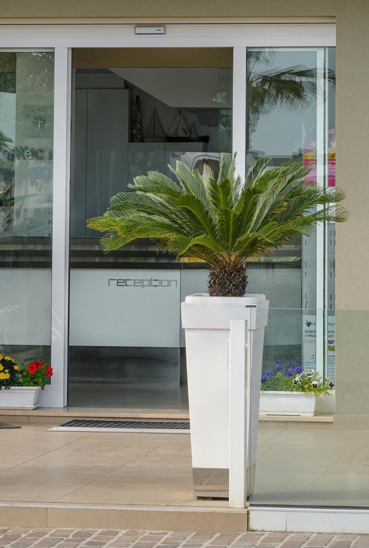 Hotel Augustus- Direttamente sul mare Misano Adriatico Esterno foto