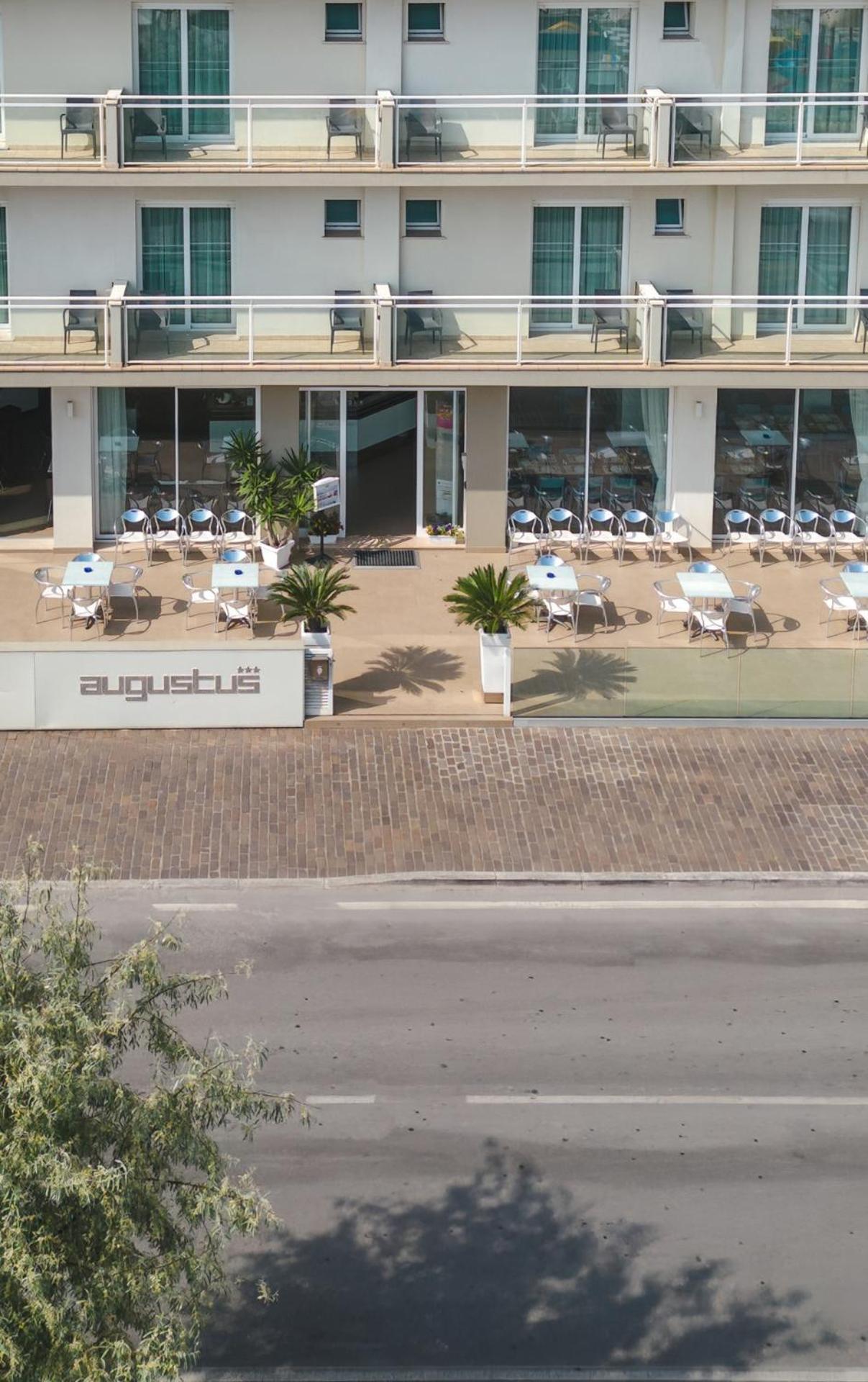 Hotel Augustus- Direttamente sul mare Misano Adriatico Esterno foto