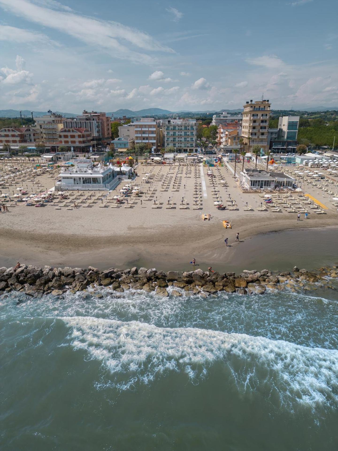 Hotel Augustus- Direttamente sul mare Misano Adriatico Esterno foto