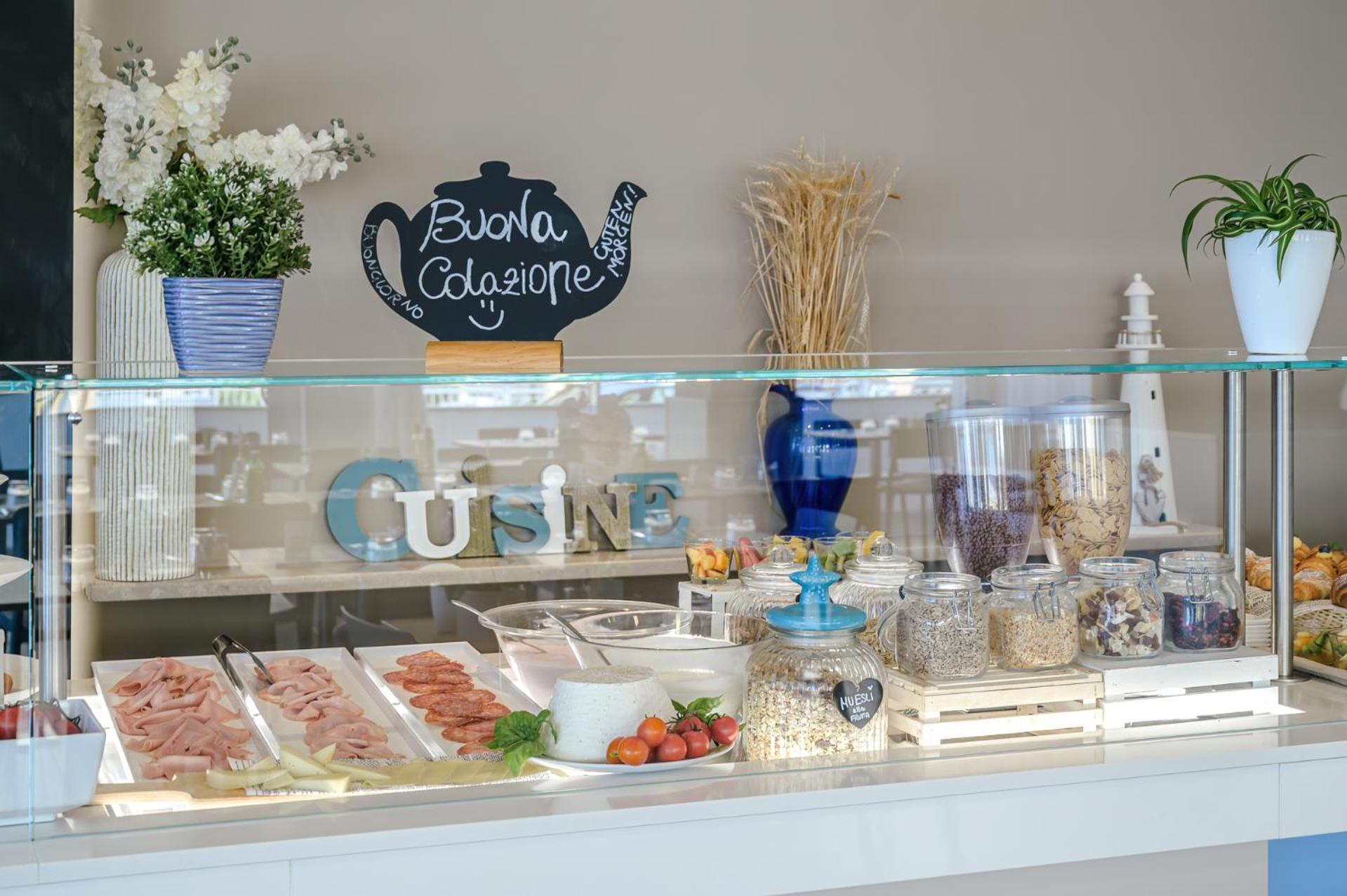 Hotel Augustus- Direttamente sul mare Misano Adriatico Esterno foto