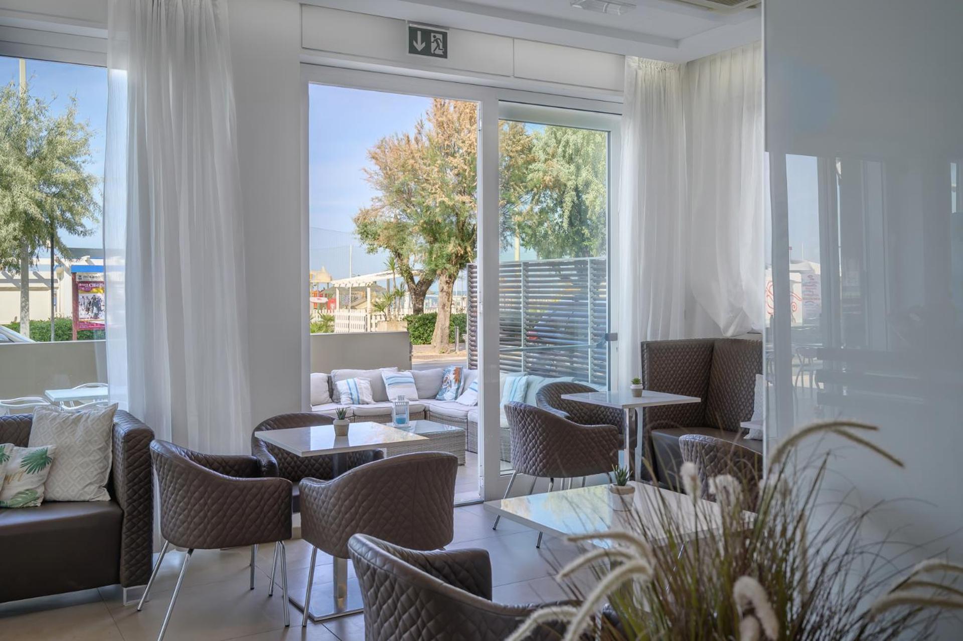 Hotel Augustus- Direttamente sul mare Misano Adriatico Esterno foto