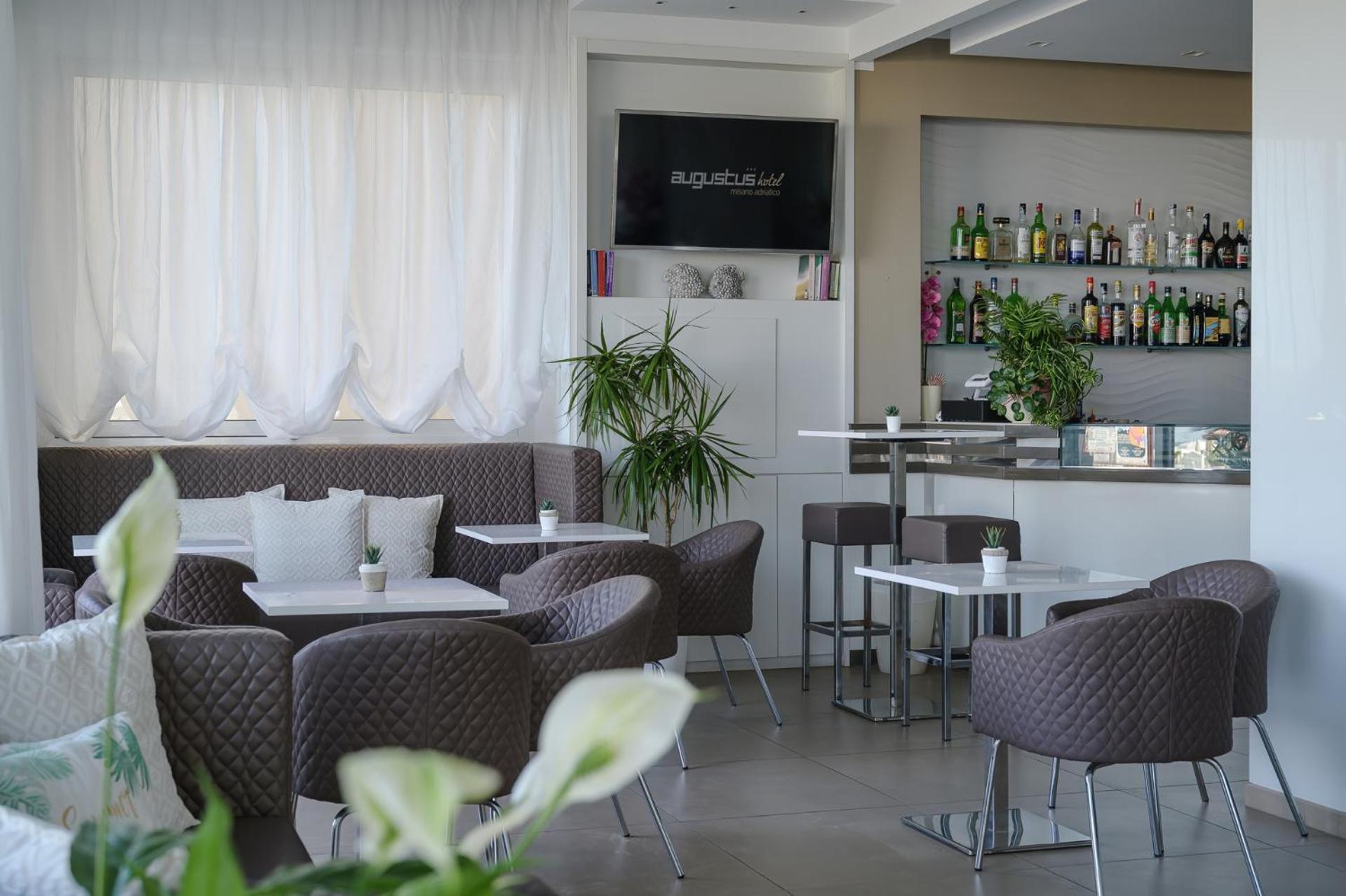 Hotel Augustus- Direttamente sul mare Misano Adriatico Esterno foto