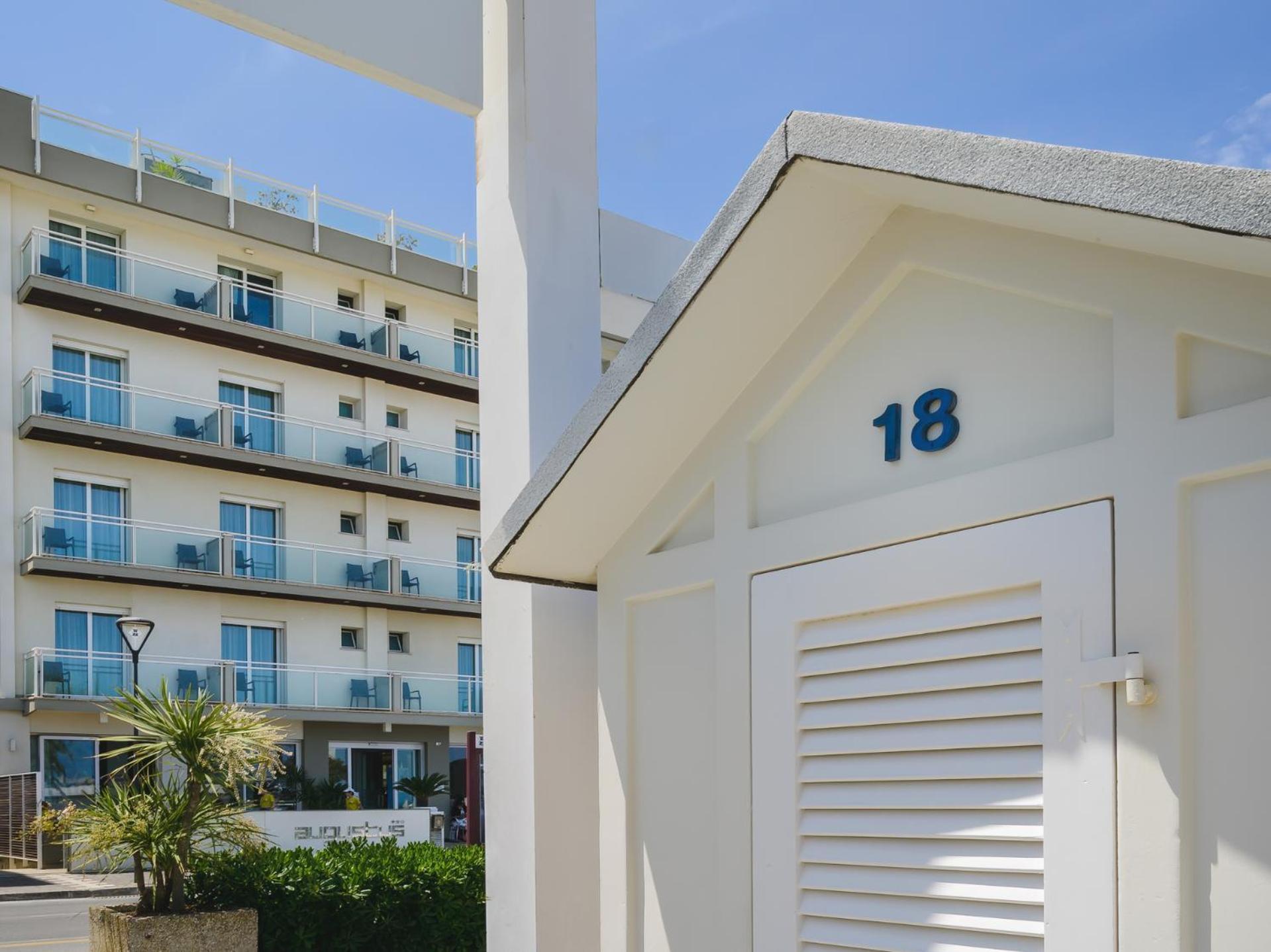 Hotel Augustus- Direttamente sul mare Misano Adriatico Esterno foto