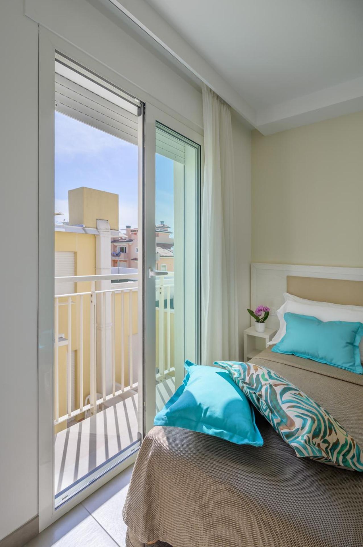 Hotel Augustus- Direttamente sul mare Misano Adriatico Esterno foto