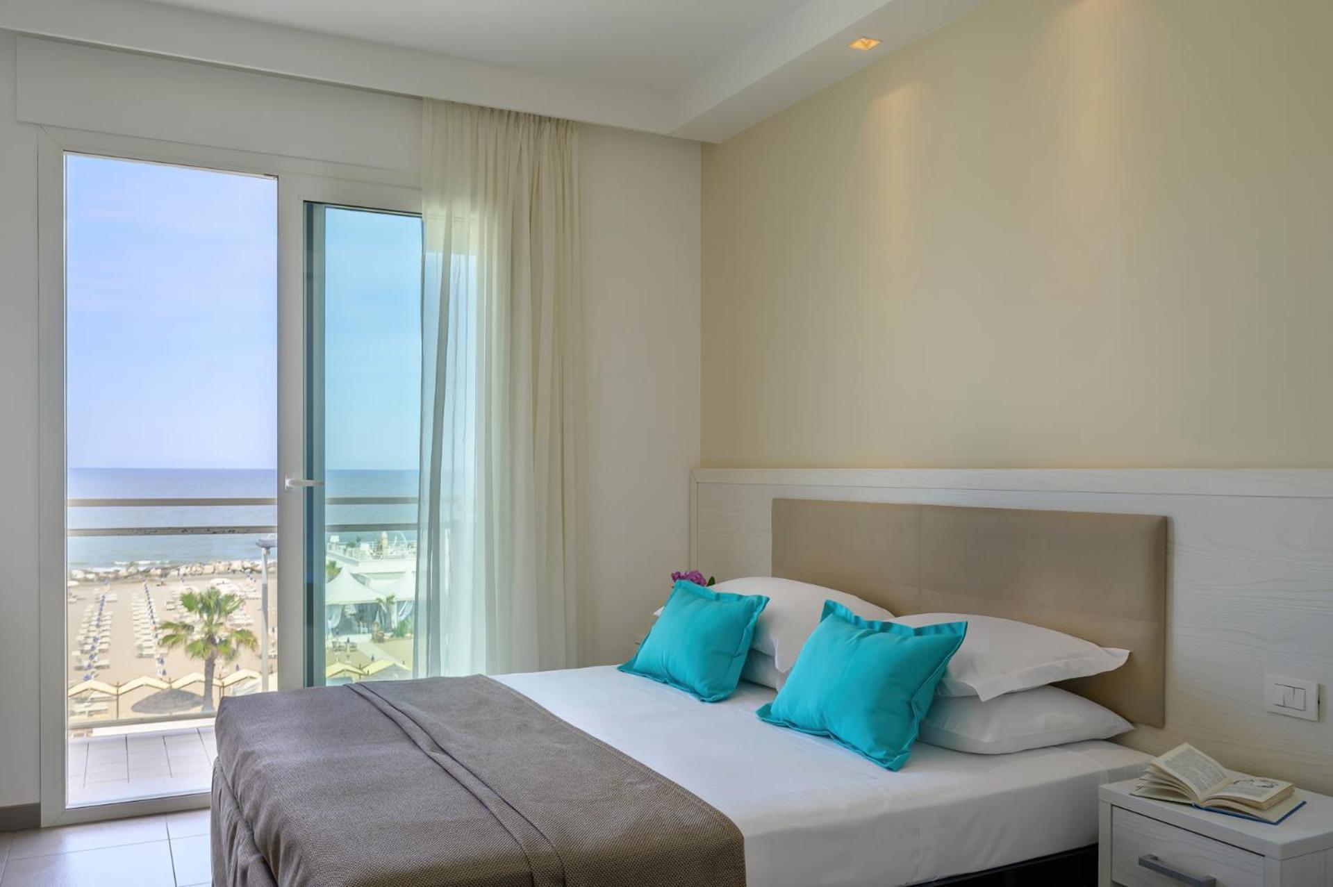 Hotel Augustus- Direttamente sul mare Misano Adriatico Esterno foto