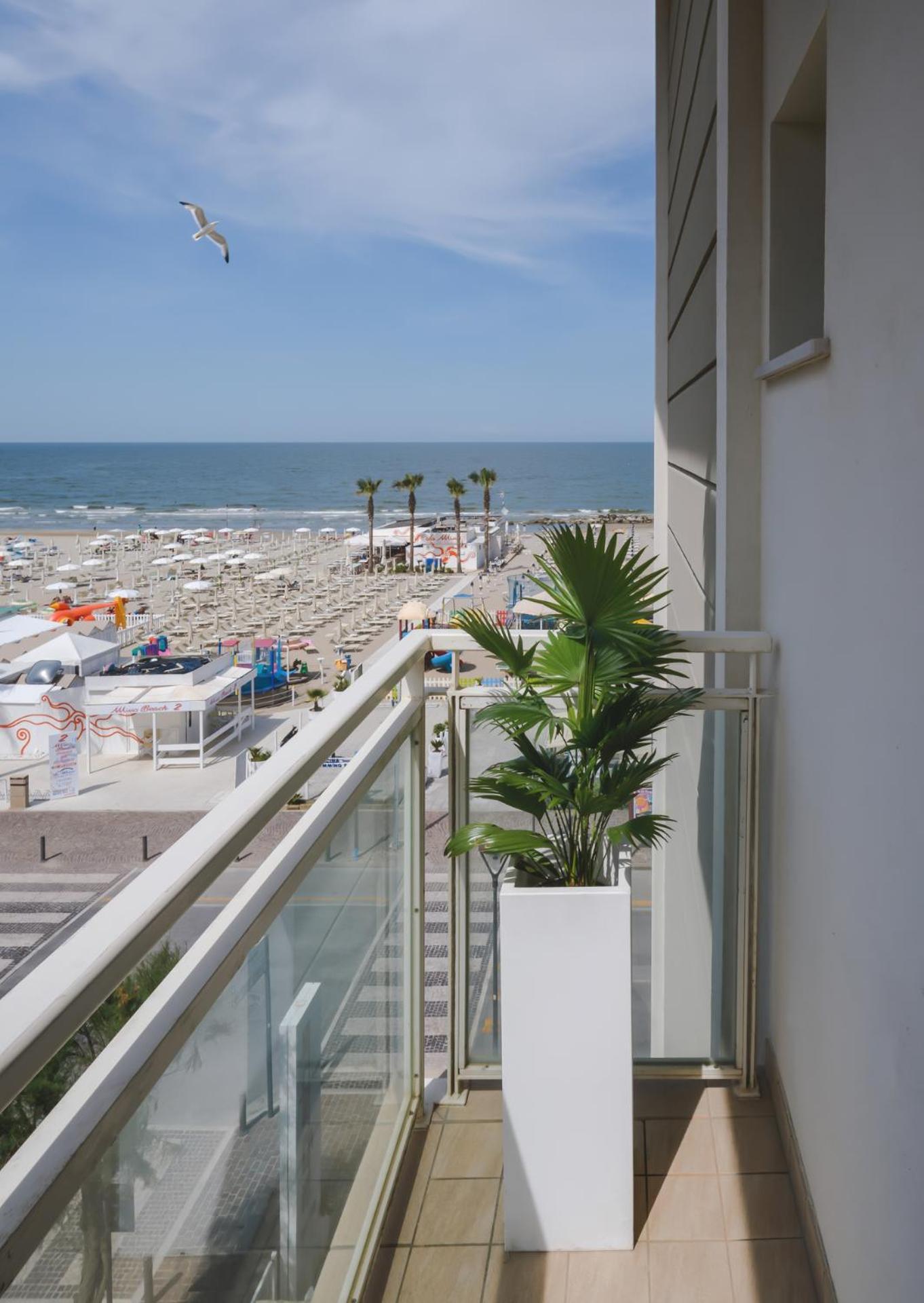 Hotel Augustus- Direttamente sul mare Misano Adriatico Esterno foto
