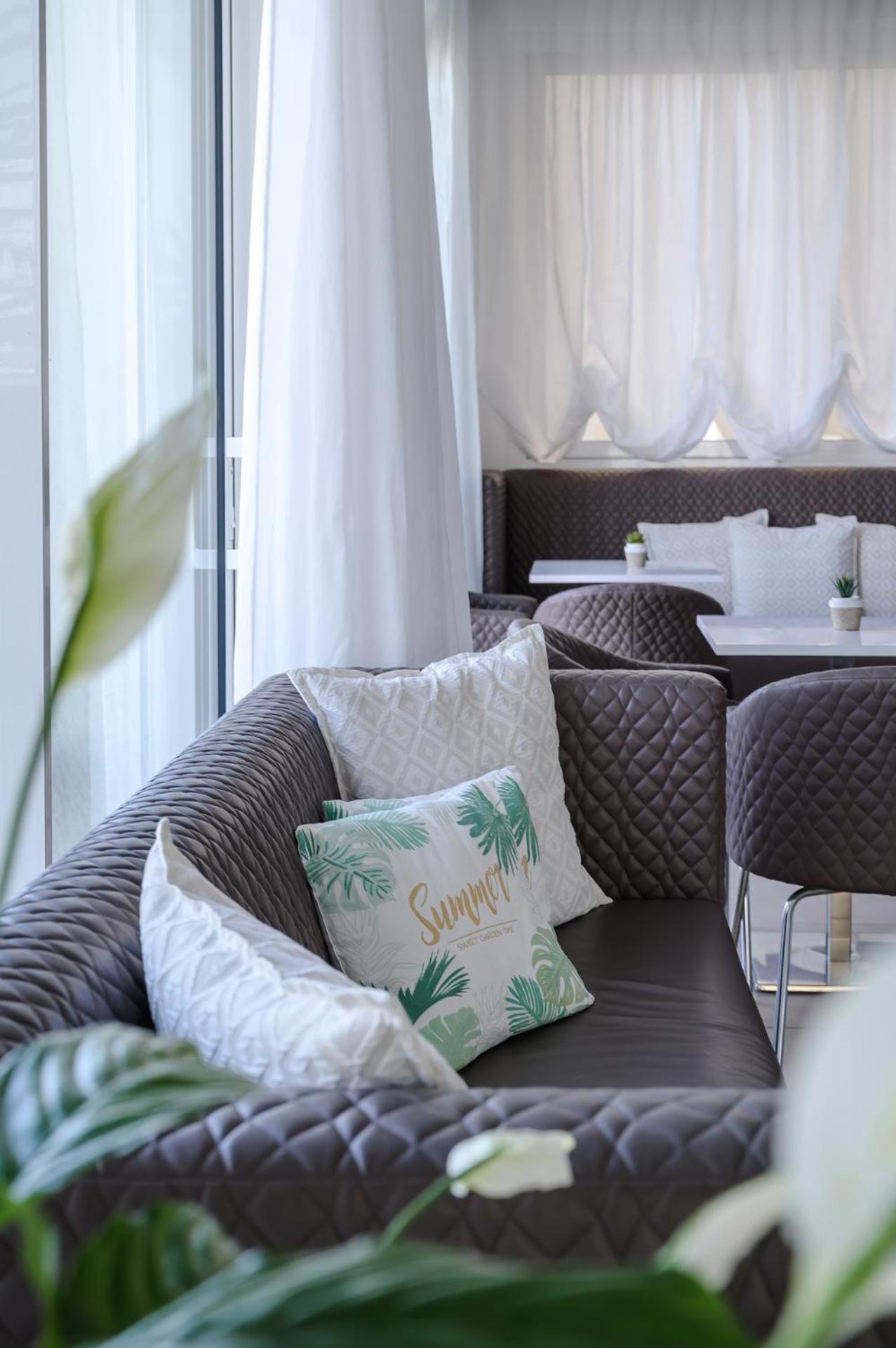 Hotel Augustus- Direttamente sul mare Misano Adriatico Esterno foto