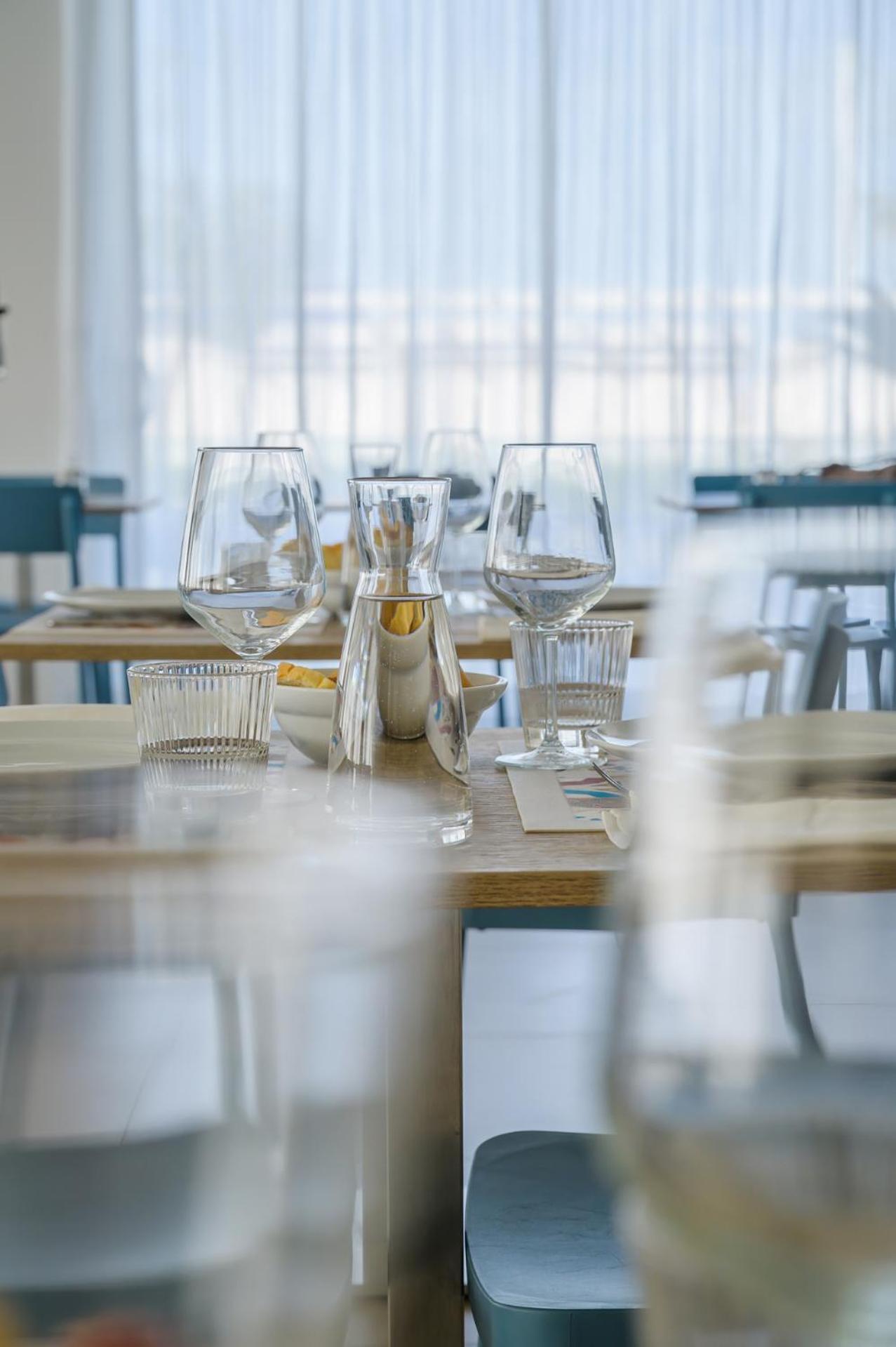 Hotel Augustus- Direttamente sul mare Misano Adriatico Esterno foto
