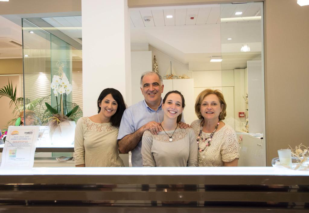 Hotel Augustus- Direttamente sul mare Misano Adriatico Esterno foto
