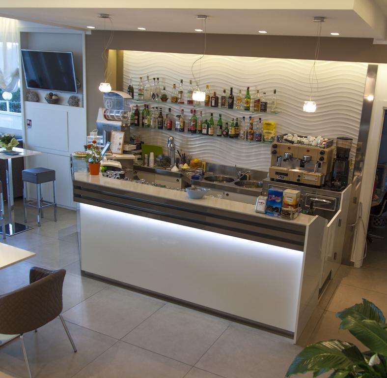 Hotel Augustus- Direttamente sul mare Misano Adriatico Esterno foto