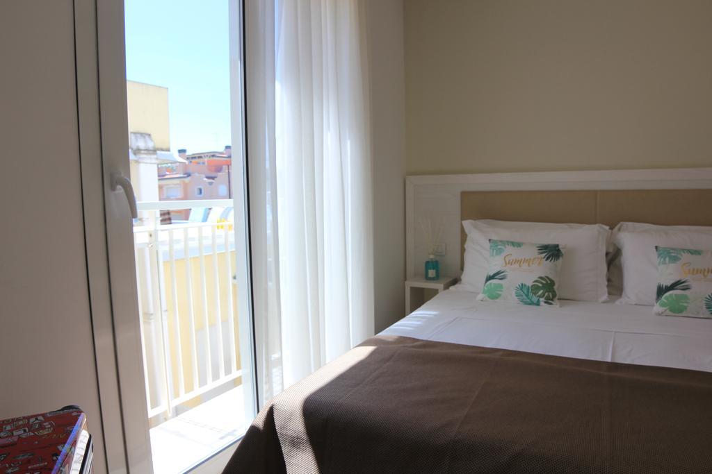 Hotel Augustus- Direttamente sul mare Misano Adriatico Esterno foto