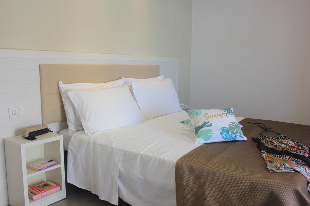 Hotel Augustus- Direttamente sul mare Misano Adriatico Esterno foto