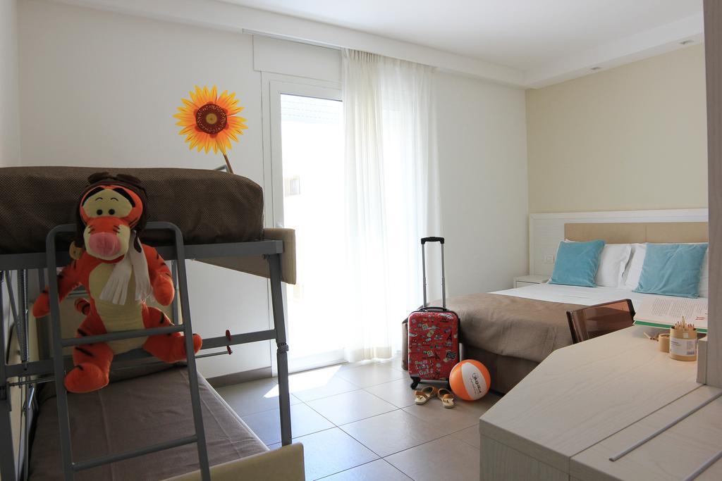 Hotel Augustus- Direttamente sul mare Misano Adriatico Esterno foto