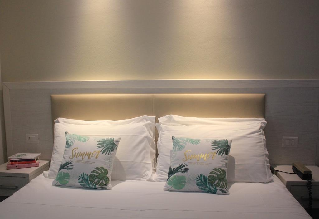 Hotel Augustus- Direttamente sul mare Misano Adriatico Esterno foto