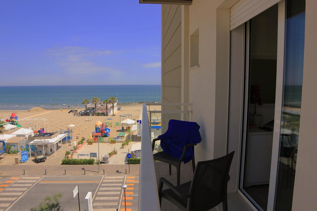 Hotel Augustus- Direttamente sul mare Misano Adriatico Esterno foto