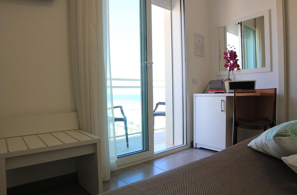 Hotel Augustus- Direttamente sul mare Misano Adriatico Esterno foto