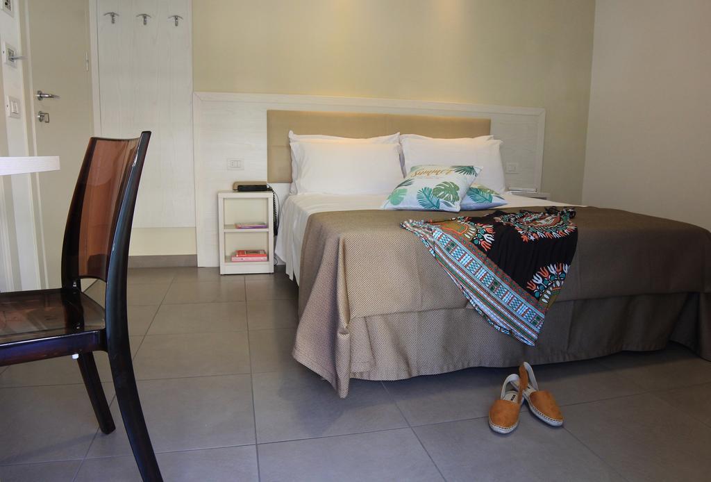 Hotel Augustus- Direttamente sul mare Misano Adriatico Esterno foto