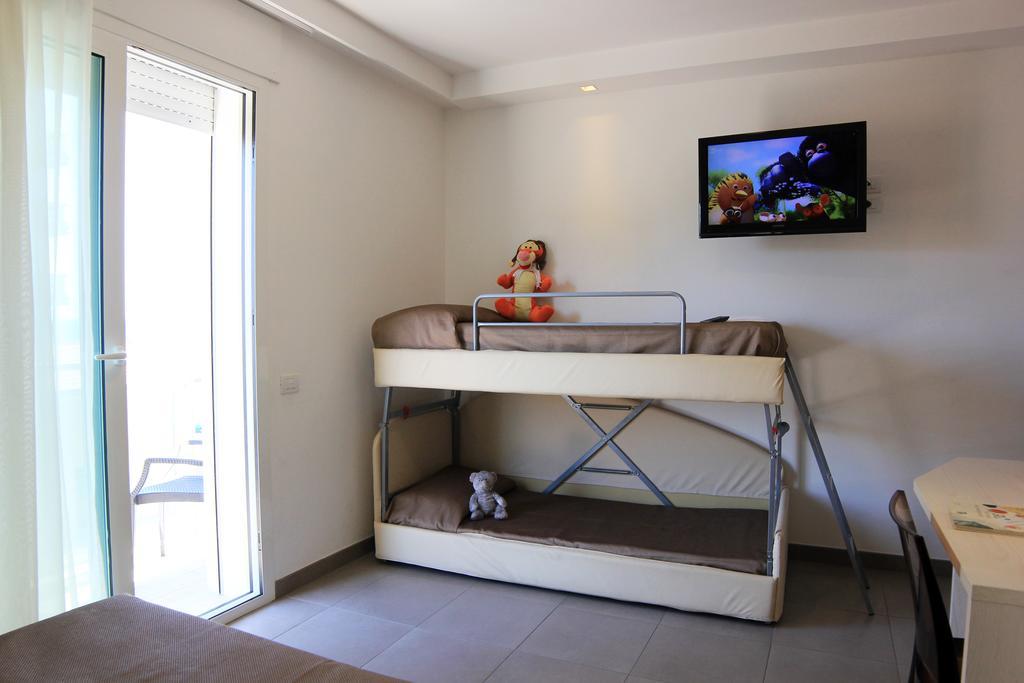 Hotel Augustus- Direttamente sul mare Misano Adriatico Esterno foto