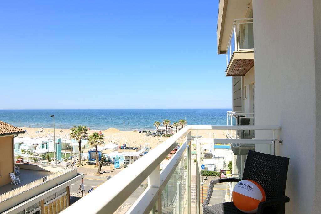 Hotel Augustus- Direttamente sul mare Misano Adriatico Esterno foto